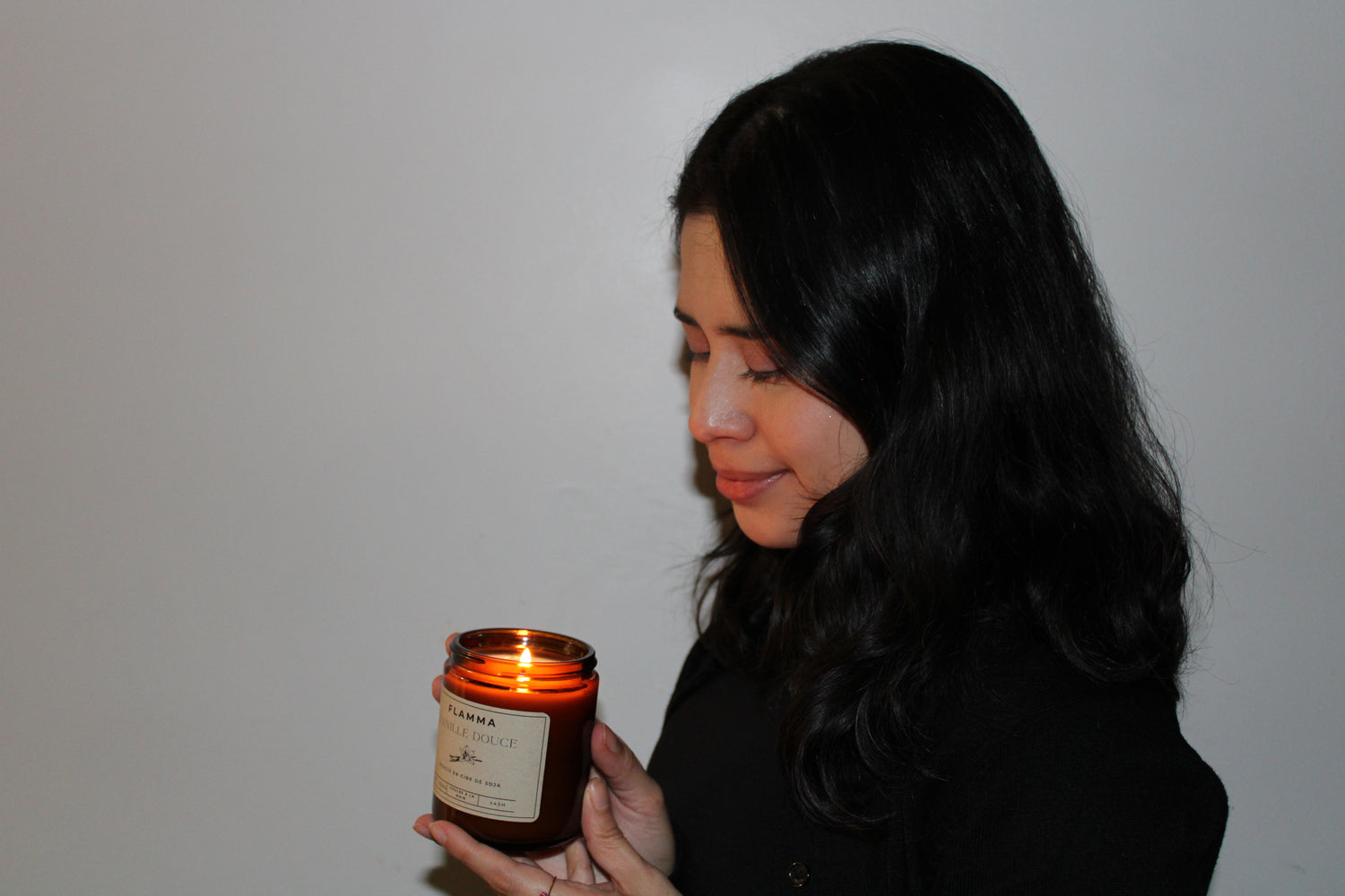 Bougie naturelle à la vanille allumée pour un moment de détente – FLAMMA